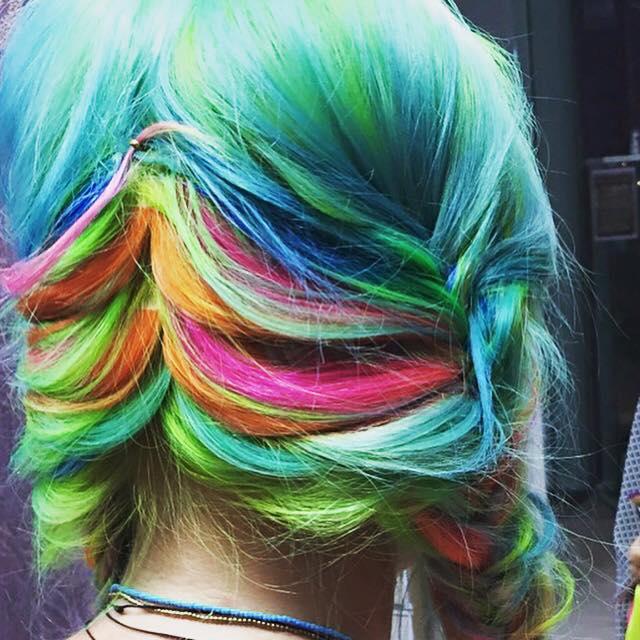 Delia și-a schimbat iar look-ul! Acum are părul "curcubeu"  320709