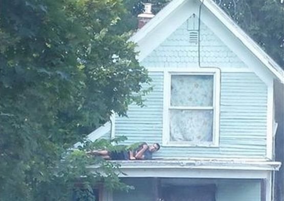 Fotografia asta are milioane de vizualizări. Ce caută acest bărbat cocoţat pe acoperişul casei sale