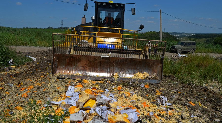 Zeci de tone de mâncare distruse în Rusia, ca urmare a intrării in vigoare a interdicţiei importurilor de alimente