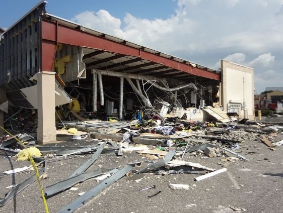 FOTO. Cinci răniţi după ce o tornadă a lovit un centru comercial în SUA