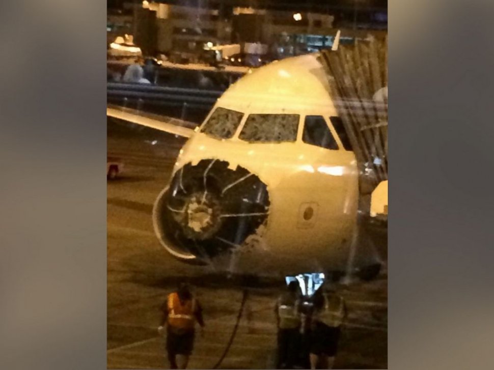 Un avion a aterizat de urgenţă după ce o furtună cu grindină i-a distrus parbrizul