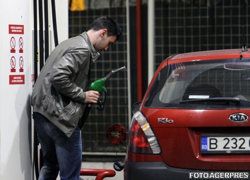 Doar în România: petrolul se ieftineşte, benzina se scumpeşte