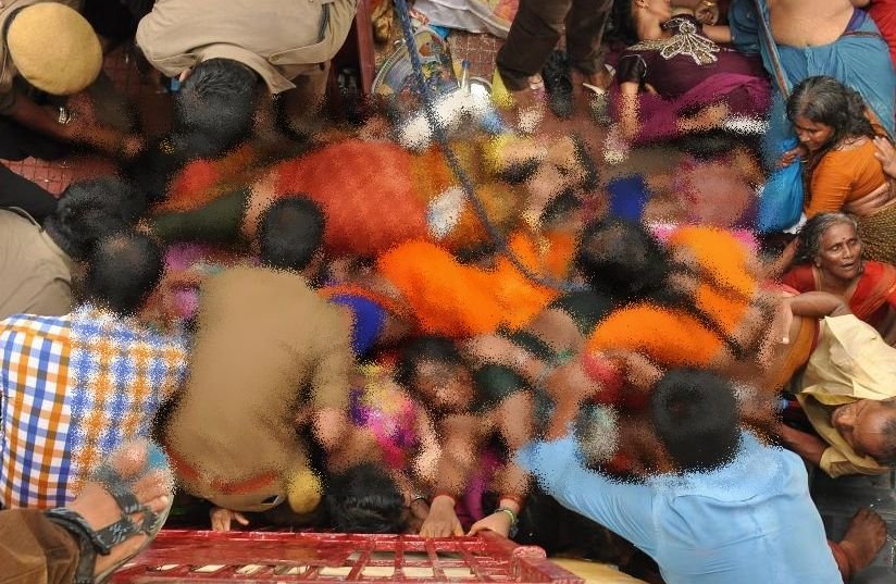 Tragedie în India: 11 morţi şi 20 de răniţi, într-o busculadă produsă la intrarea într-un templu
