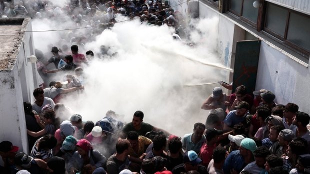 Ciocniri violente pe o insulă din Grecia. &quot;Situaţia a scăpat de sub control. Va fi vărsare de sânge&quot;