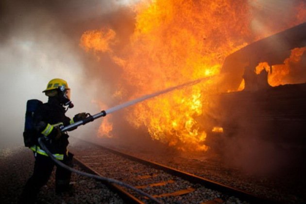 Incendiu pe calea ferată. Circulaţia între Simeria şi Petroşani este întreruptă