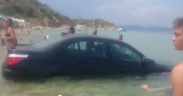 Cu toată viteza, cu maşina în mare! O şoferiţă din Bihor s-a făcut de râs pe o plajă din Grecia