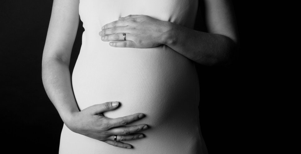 O femeie a rămas gravidă de 14 ori, pentru a scăpa de închisoare