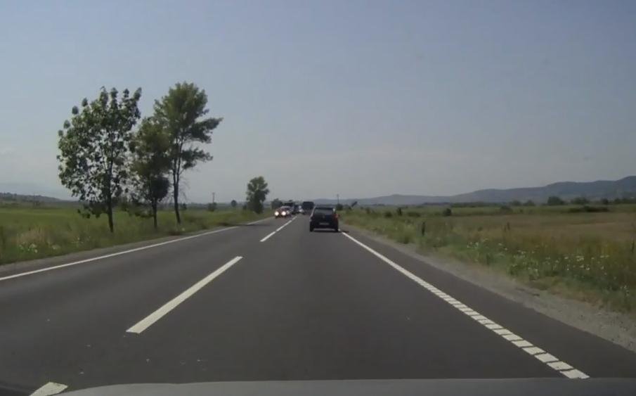 ROMÂNIA. Un autocar plin cu călători face o depăşire extrem de riscantă. Care e deznodământul