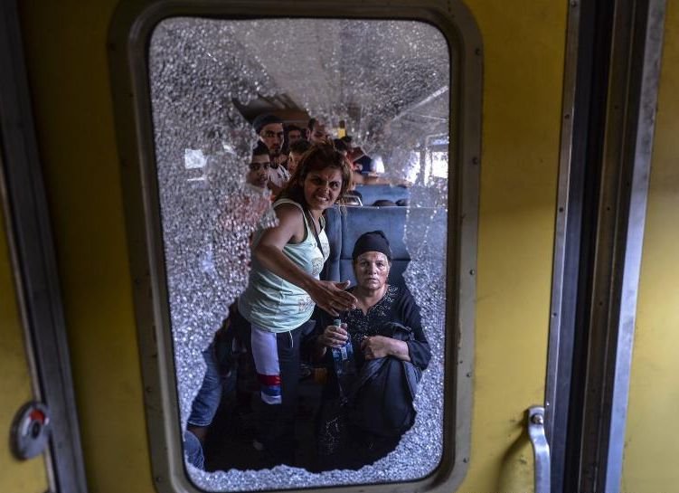 Violenţe într-o gară din Macedonia. Sute de imigranţi s-au folosit de &quot;bâte şi cuţite&quot; pentru a se urca într-un tren