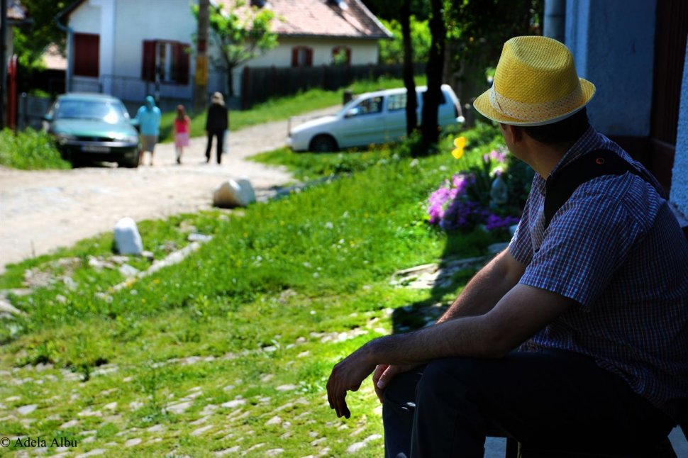 Cum a fost surprins un cuplu de bătrâni pe uliţă, într-un sat din Moldova! Cineva i-a filmat chiar când făceau asta!