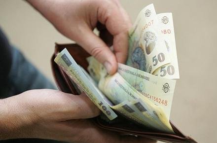 Peste un milion de români lucrează pentru salariul minim pe economie