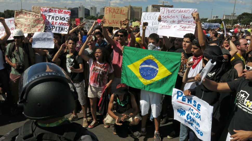 Proteste în Brazilia. Zeci de mii de persoane cer o &quot;democraţie normală&quot;