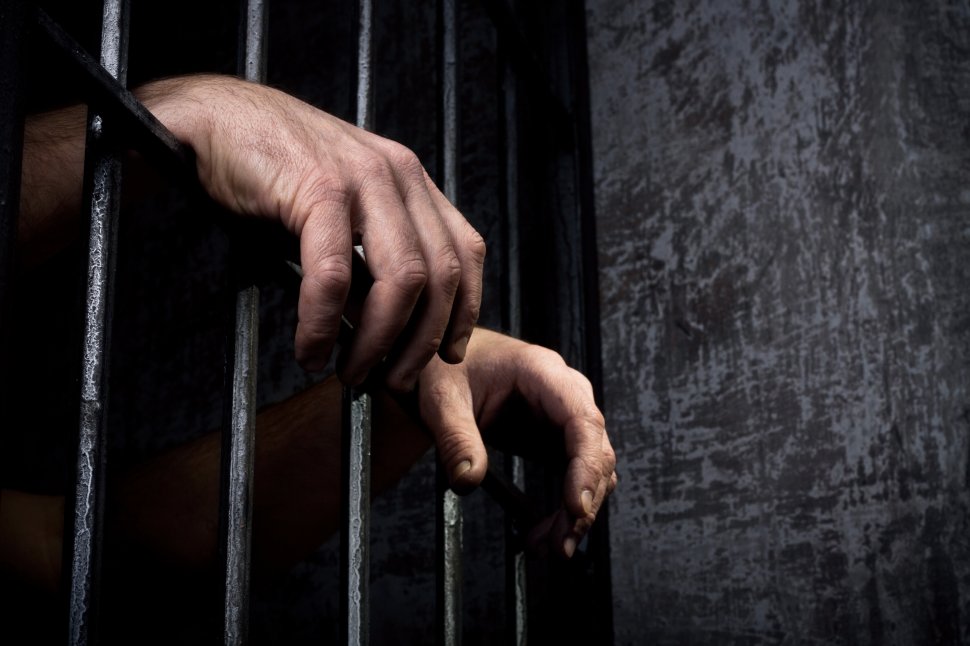 Primire-surpriză la penitenciar pentru cei şapte violatori din Vaslui
