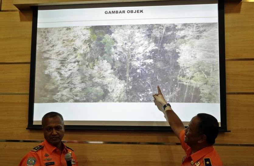 Salvatorii au ajuns la epava avionului prăbuşit în Indonezia, dar nu au găsit niciun supravieţuitor
