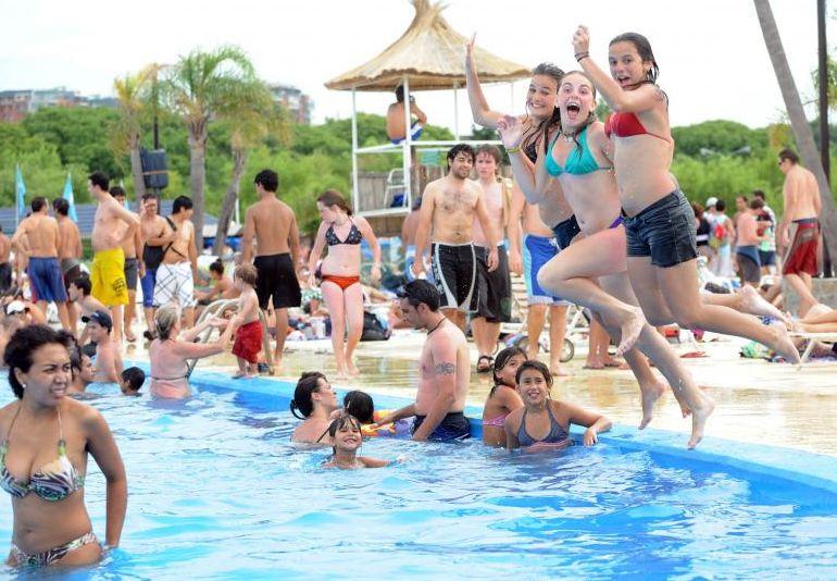 Scandal monstru la o piscină exclusivistă. Cum au vrut să facă plajă două tinere de origine marocană 