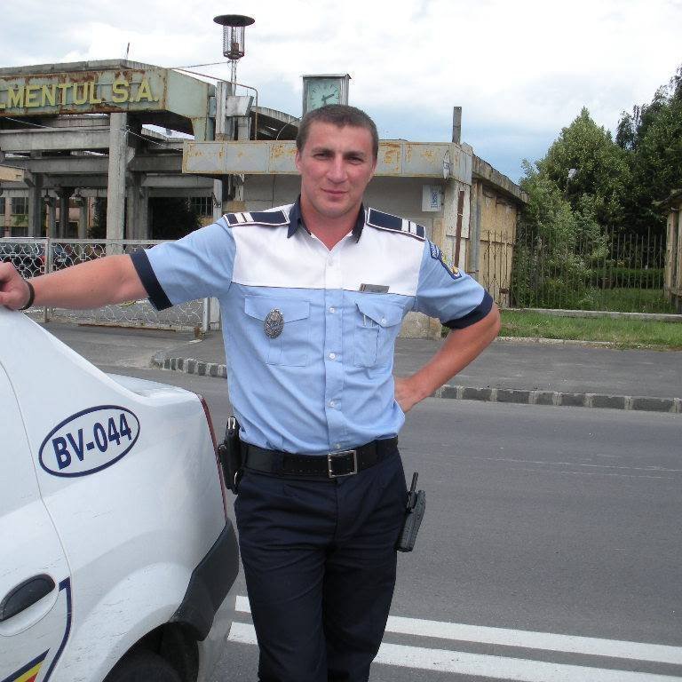 Polițistul brașovean care a ajuns vedetă pe internet. Râzi cu lacrimi