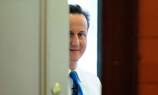 Vremuri grele pentru Marea Britanie? Selfie cu David Cameron ronţâind chipsuri la low-cost 