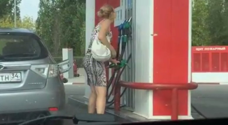 Cum încearcă două femei să pună benzină VIDEO