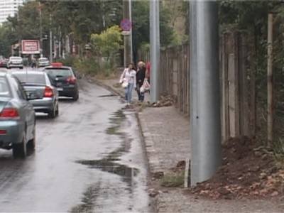 Dorel s-a mutat la Ploieşti: Stâlpi răsăriţi pe trotuare înguste, pietonii circulă printre maşini