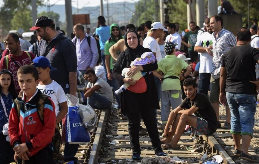 Londra va aloca 10 milioane de euro pe doi ani pentru primirea imigranţilor la Calais 