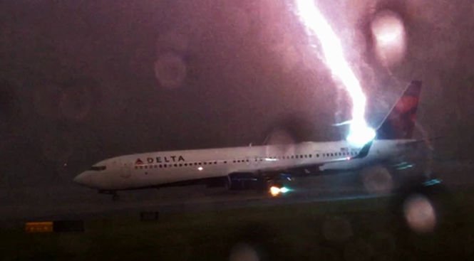 Un avion a fost lovit de fulger. Vezi ce s-a întâmplat cu pasagerii