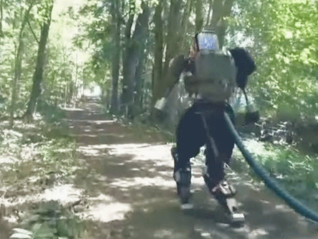 Un robot umanoid biped a fost  &quot;scos la plimbare&quot; într-o pădure