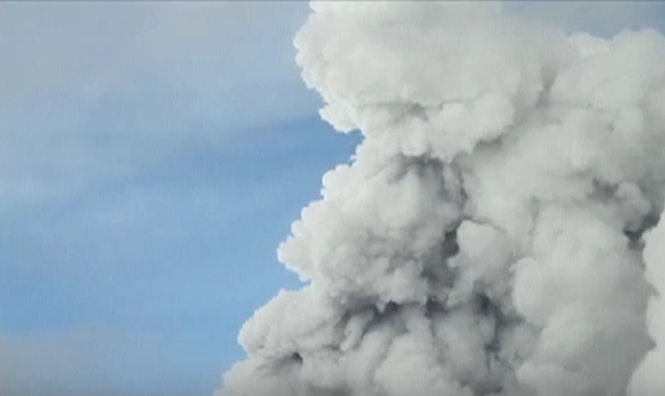 Imagini spectaculoase în Ecuador. Unul dintre cei mai periculoşi vulcani din lume a erupt