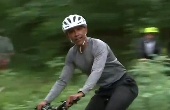 Barack Obama şi-a scos familia la plimbare cu bicicletele