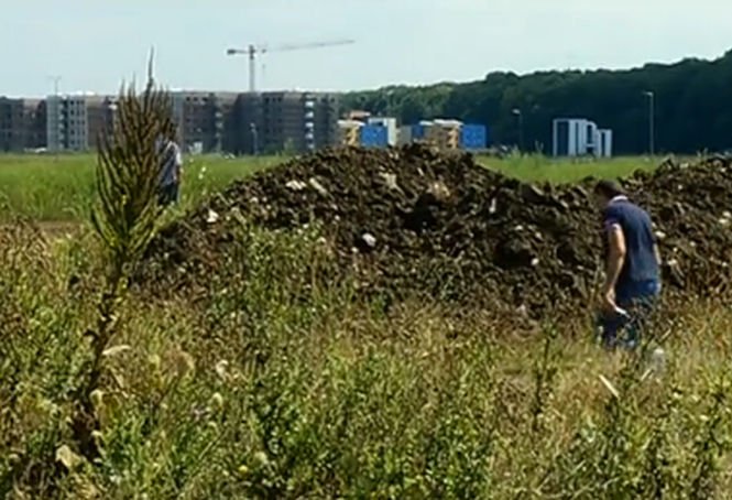 Groapă de gunoi pe un teren de lux din nordul Capitalei