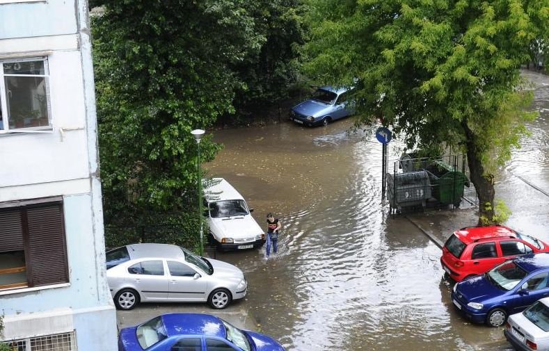 Imagini incredibile la Arad. O ploaie torenţială a blocat o parte din oraş