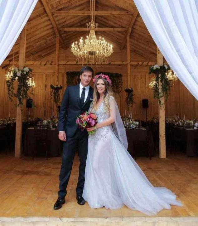 Adela Popescu s-a măritat! Cum a arătat rochia ei de mireasă 324078