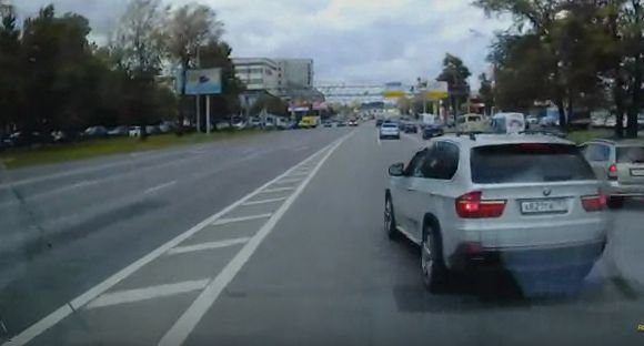 Imagini halucinante! Şoferul unui BMW blochează o ambulanţă în misiune şi încearcă să o lovească 