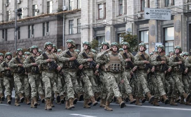 Paradă de Ziua Independenţei, la Kiev. Poroşenko acuză Rusia că trimite iar armament separatiştilor