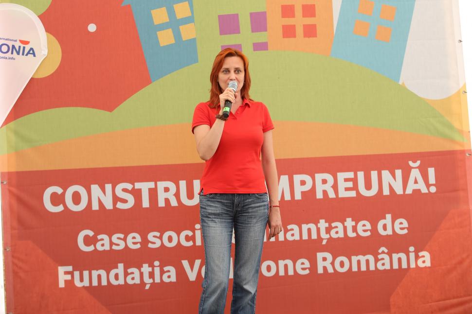 Fundația Vodafone România derulează cel mai extins program de voluntariat în construcția de case 324463