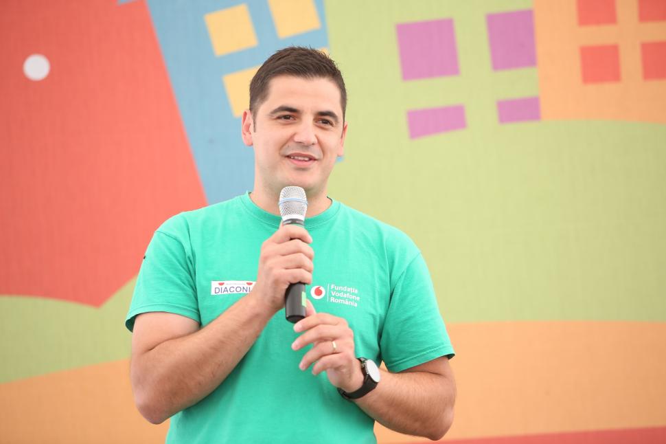 Fundația Vodafone România derulează cel mai extins program de voluntariat în construcția de case 324465