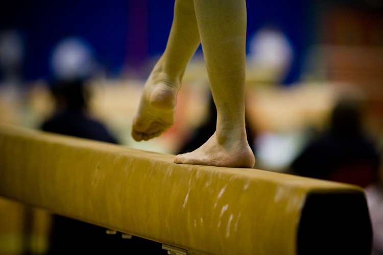 Scandal sexual în gimnastică! Antrenor arestat sub acuzaţia de molestare de minori