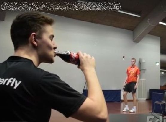 VIDEO Cum deschizi o sticlă de Cola fără să o atingi? Cu trucul asta sigur îţi vei ului prietenii!