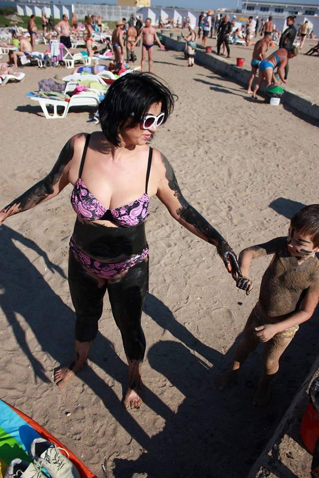 Adriana Bahmuţeanu, în costum de baie. Fosta soţie a lui Prigoană, mândră de fizicul ei 324685