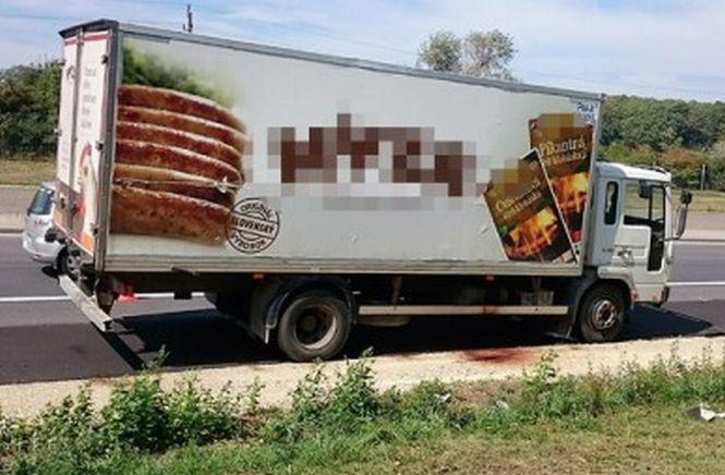 Zeci de imigranţi, găsiţi morţi într-un camion