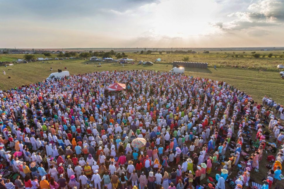 Spirală MISA la Costineşti. 3.000 de oameni au meditat pentru a intra în comuniune cu guru Bivolaru 