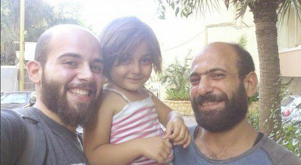 Vindea pixuri pe stradă, cu fetiţa lui în braţe. Ce s-a întâmplat după ce poza a apărut pe internet 324945