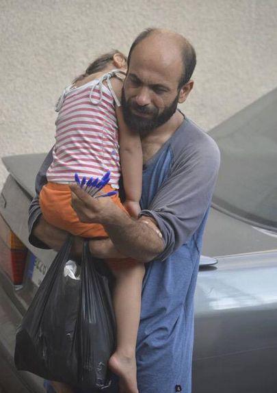 Vindea pixuri pe stradă, cu fetiţa lui în braţe. Ce s-a întâmplat după ce poza a apărut pe internet 324948