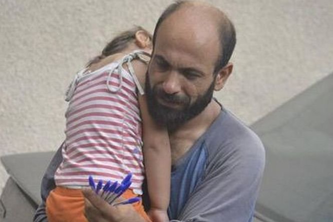 Vindea pixuri pe stradă, cu fetiţa lui în braţe. Ce s-a întâmplat după ce poza a apărut pe internet