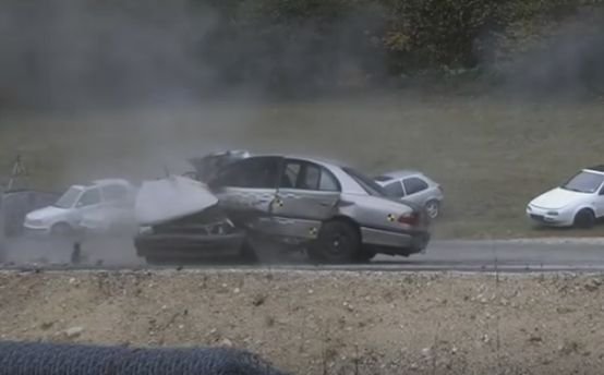 Două mașini se ciocnesc la 200 de km/h. Vedeți impactul nimicitor