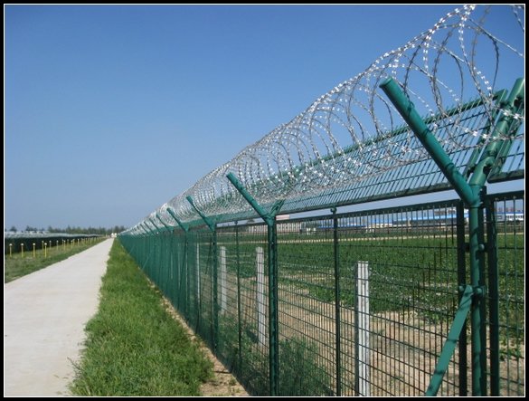 Ungaria a finalizat mai devreme prima parte a barierei de la graniţa cu Serbia