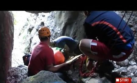 Turist rănit grav, recuperat pe munte de salvamontişti