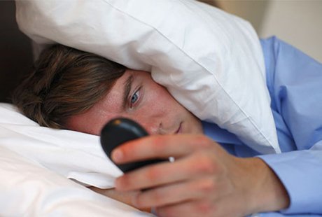 Ce se întâmplă cu cu creierul şi cu corpul tău atunci când foloseşti telefonul înainte de culcare