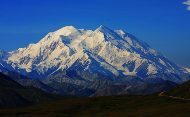 Cel mai înalt munte din America de Nord îşi schimbă oficial numele
