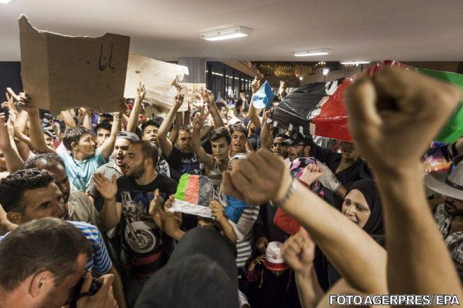Criza imigranţilor ia amploare. Protest al refugiaţilor în gara din Budapesta