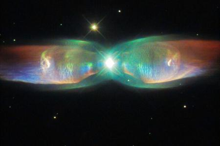 Telescopul spațial Hubble a capturat o imagine asemănătoare unui fluture cosmic